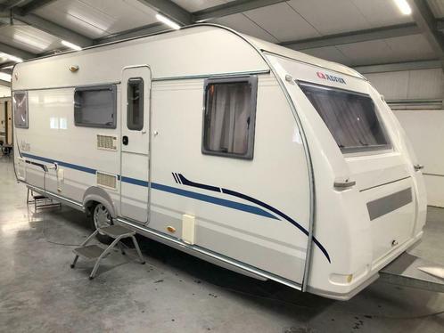 Adria Adora 552 PK  + MOVER, Caravans en Kamperen, Caravans, Particulier, meer dan 6, 1000 - 1250 kg, Treinzit, Adria, Dwarsbed