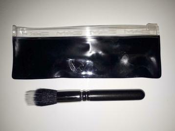 MAC foundation brush beschikbaar voor biedingen