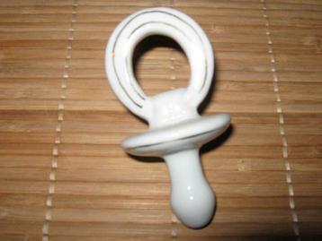 Tétine en porcelaine, Enlèvement