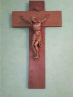 Groot houten kruisbeeld