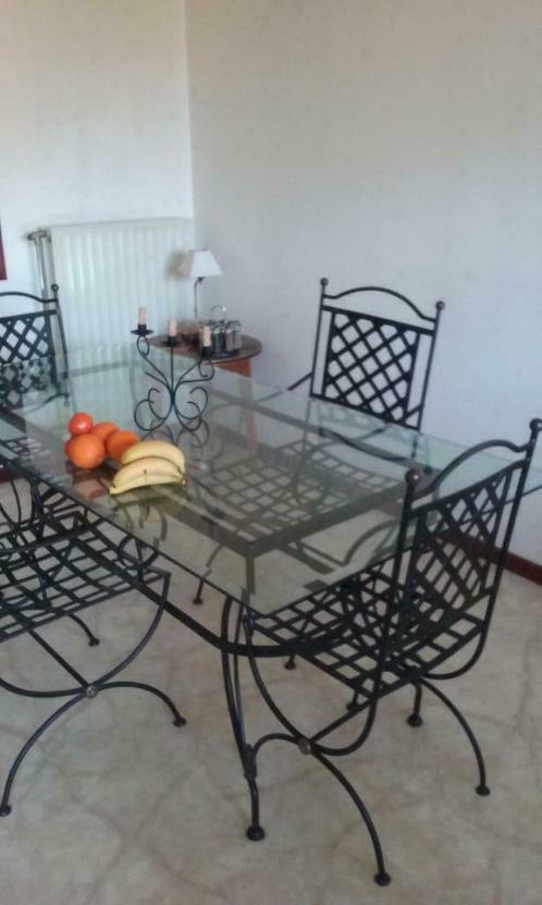 Table en fer forgé / plateau de verre + 2 fauteuils + 2 chai, Huis en Inrichting, Tafels | Eettafels, Gebruikt, 50 tot 100 cm