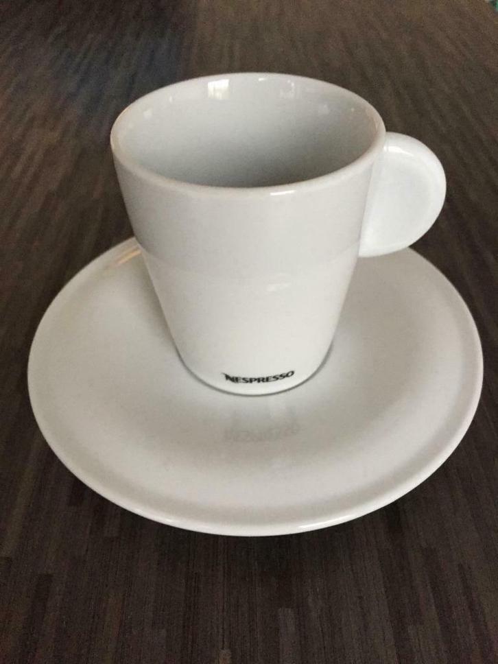 2 Nespresso Lungo Kopjes met Schoteltjes, Huis en Inrichting, Keuken | Servies, Zo goed als nieuw, Kop(pen) en/of Schotel(s), Effen