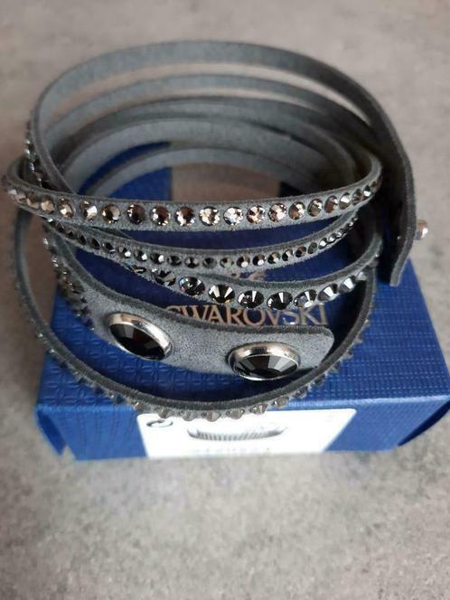 Bracelet Swarovski modèle Slake Dark Grey Deluxe, Bijoux, Sacs & Beauté, Bracelets, Comme neuf, Autres matériaux, Autres couleurs
