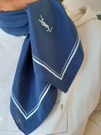 marineblauw vierkant YVES SAINT LAURENT natuurlijke zijde, Kleding | Dames, Ophalen of Verzenden, Zo goed als nieuw