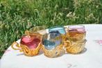 §  6 tasses a café années 70 verre coloré support plastique, Maison & Meubles, Enlèvement ou Envoi, Utilisé, Verre, Tasse(s) et/ou soucoupe(s)