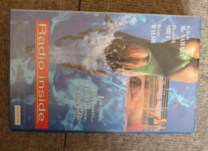 VHS video cassette RADIO INSIDE een vrouw 2 broers en een..., CD & DVD, VHS | Film, Autres genres, Tous les âges, Enlèvement ou Envoi