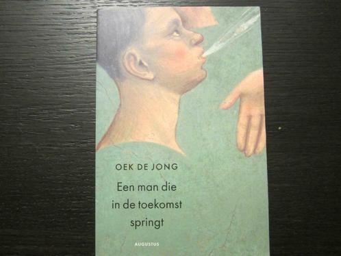 Een man die in de toekomst springt (Oek de Jong), Boeken, Literatuur, Zo goed als nieuw, Ophalen of Verzenden