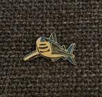 PIN - HAAI - SHARK - REQUIN, Verzamelen, Verzenden, Gebruikt, Dier of Natuur, Speldje of Pin