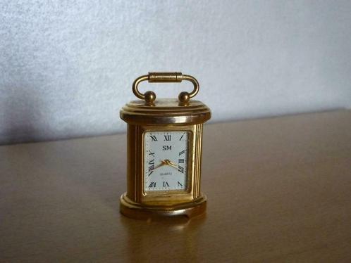 Vintage goudkleurige kleine SM klok van Quartz, Antiquités & Art, Antiquités | Horloges, Enlèvement ou Envoi