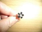 juweel : ring met zwarte bloem, Handtassen en Accessoires, Ringen, Kunststof, Gebruikt, 19 tot 20, Ophalen of Verzenden