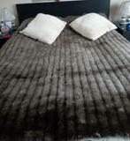 À vendre couvre-lit ou couverture avec 2 coussins beige, Comme neuf, Beige, Enlèvement