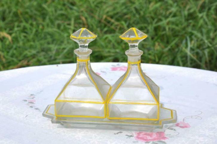§  huilier et vinaigrier sur plateau en verre art deco, Antiquités & Art, Antiquités | Verre & Cristal, Enlèvement ou Envoi