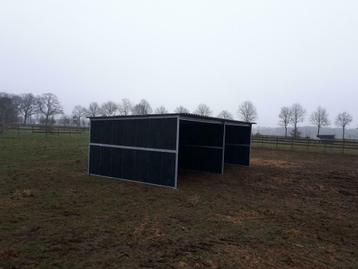 Degelijle schuilstal schutstallen . Buiten stallen weidestal