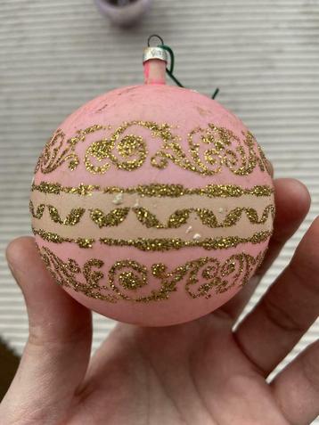 Vintage roze kerstbal met gouden glitters beschikbaar voor biedingen