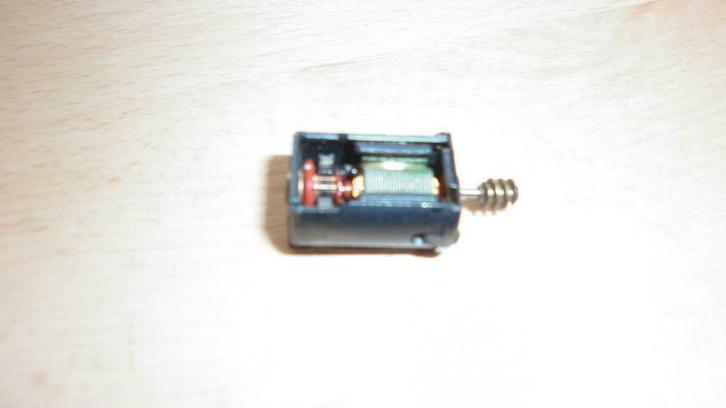 Modeltreinmotor met wormwiel op 1as, Hobby en Vrije tijd, Modeltreinen | H0, Zo goed als nieuw, Locomotief, Gelijkstroom, Overige merken