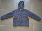 donkerblauwe jas met kap - maat 122-128, Kinderen en Baby's, Ophalen, Zo goed als nieuw, Jongen, Jas