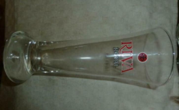 #J bier glas RIVA ROYAL " grote fluit " Brij. Riva Dentergem, Verzamelen, Glas en Drinkglazen, Nieuw, Bierglas, Ophalen of Verzenden