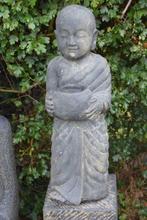 Shaolin monnik (boeddha) met verweerde stenen kom, Tuin en Terras, Tuinbeelden, Steen, Boeddhabeeld, Zo goed als nieuw, Ophalen