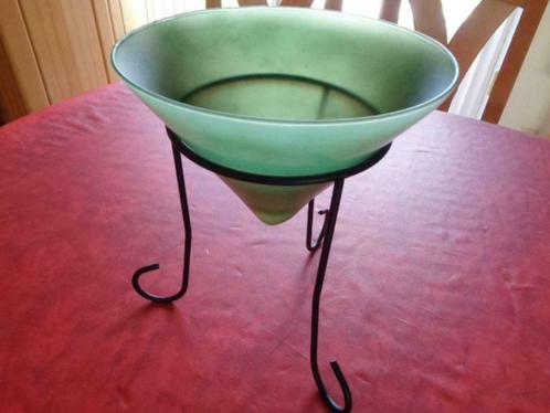 Vasque en verre et son support en métal. H. 28 cm., Maison & Meubles, Accessoires pour la Maison | Vases, Utilisé, Vert, Verre