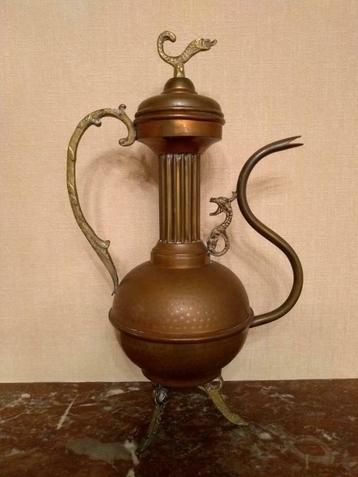 Antieke decoratieve kruik / kan in rood en geel koper beschikbaar voor biedingen