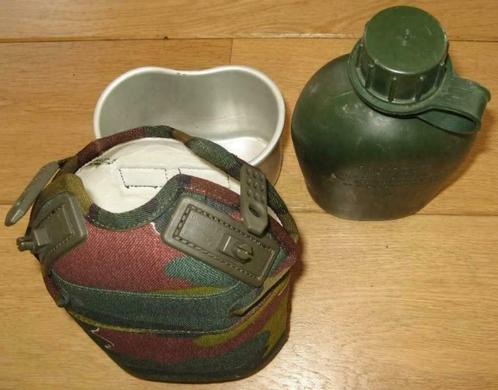 Gourde avec gobelet et support camouflage / kaki, Collections, Objets militaires | Général, Armée de terre, Enlèvement ou Envoi