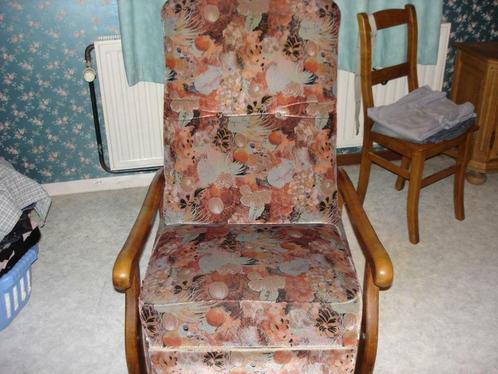 A.V. fauteuil à bascule en tissu, Huis en Inrichting, Fauteuils, Zo goed als nieuw, Hout, Stof, 50 tot 75 cm, 75 tot 100 cm, Ophalen