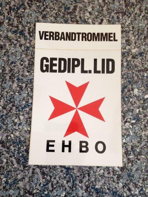 Sticker EHBO gediplomeerd lid verbandtrommel nieuw logo, Verzamelen, Stickers, Zo goed als nieuw, Bedrijf of Vereniging, Ophalen of Verzenden