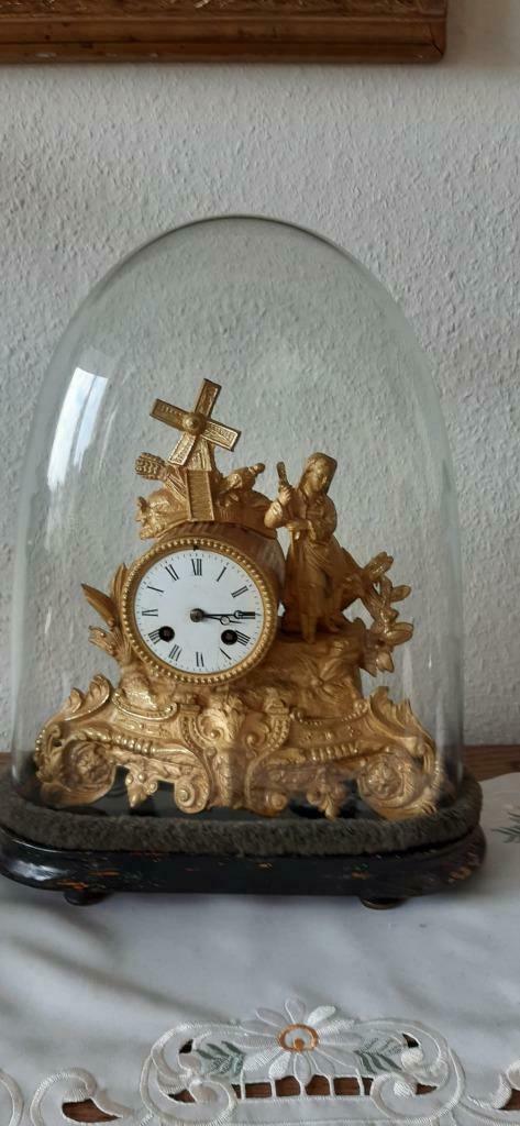 goudvergulde Brunfaut pendule klok  met stolp en houten sok, Antiquités & Art, Antiquités | Horloges, Enlèvement ou Envoi