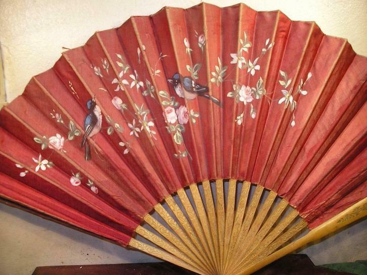 GROTE 19e VENTILATOR GESCHILDERD OP RODE ZIJDE DECORATIE VAN, Verzamelen, Overige Verzamelen, Gebruikt, Ophalen of Verzenden