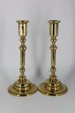Une paire de chandeliers en cuivre sur des bases circulaires, Antiquités & Art, Antiquités | Bronze & Cuivre, Enlèvement ou Envoi