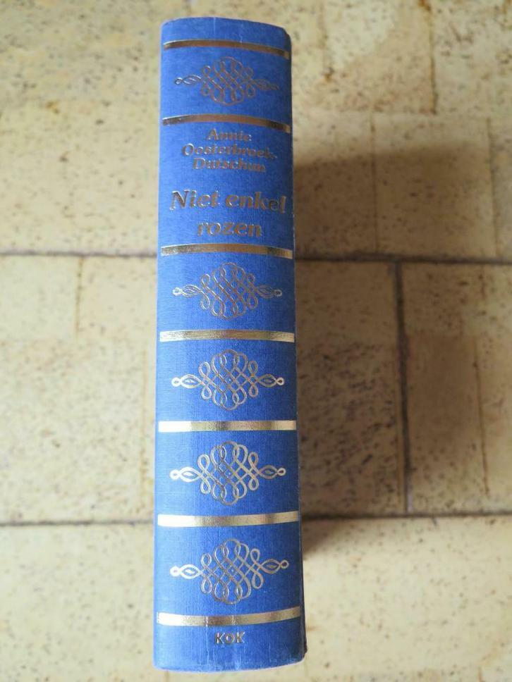 Boek : Niet enkel rozen - Annie Oosterbroek-Dutschun, Boeken, Fantasy, Zo goed als nieuw, Ophalen of Verzenden
