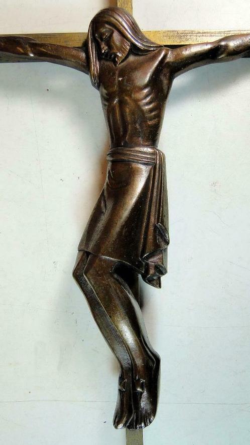 Modern kruis in koper met bronzen corpus Christi., Antiek en Kunst, Antiek | Religieuze voorwerpen, Ophalen of Verzenden