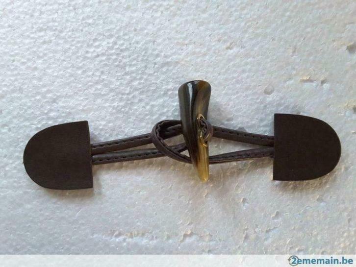 Brandebourg simili cuir marron avec buchette imitation corne, Hobby & Loisirs créatifs, Couture & Fournitures, Neuf, Enlèvement ou Envoi