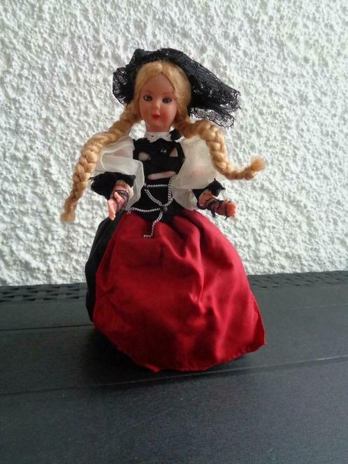Ancienne poupée folklorique. 1 Pièce noire/rouge., Verzamelen, Poppen, Gebruikt, Pop, Ophalen of Verzenden