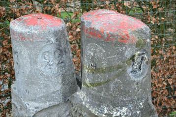 oude arduinen, blauwsteen kilometerpalen, lomperikken beschikbaar voor biedingen