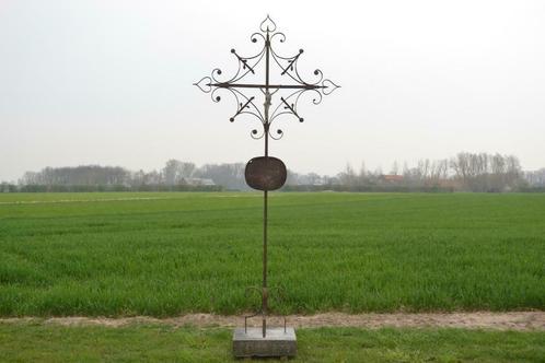 Croix de calvaire en fer forgé du XVIIIe siècle sur socle en, Jardin & Terrasse, Statues de jardin, Utilisé, Pierre, Enlèvement