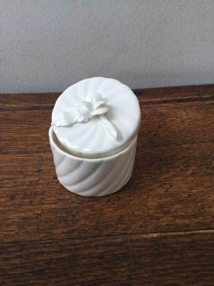 Mooie porseleinen snoepdoos, Antiek en Kunst, Antiek | Porselein, Ophalen of Verzenden