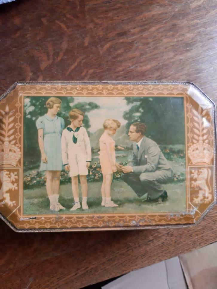 Blikken doos: Koning Leopold III met zijn 3 kinderen, Verzamelen, Koningshuis en Royalty, Gebruikt, Ophalen of Verzenden