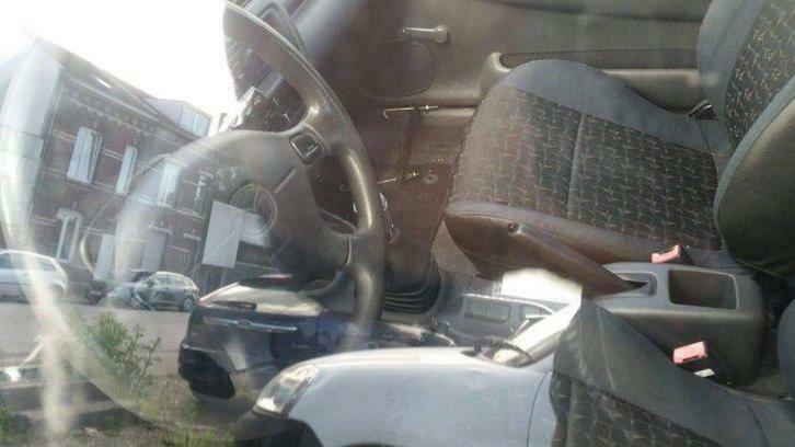 Mazda 323à vendre avec contrôle technique, Autos, Mazda, Particulier, Alarme, Verrouillage central, Vitres électriques, Jantes en alliage léger