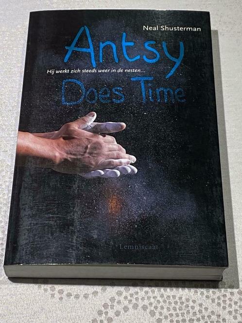 Antsy does time, Neal Shusterman, Boeken, Kinderboeken | Jeugd | 13 jaar en ouder, Nieuw, Fictie, Ophalen of Verzenden
