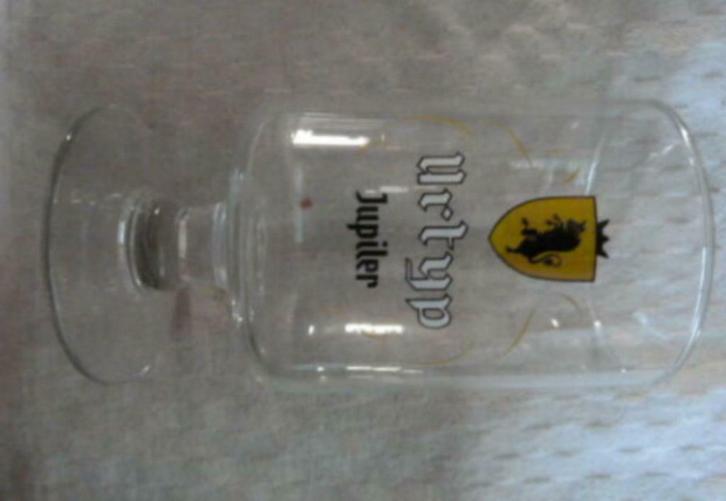 #K bier glas JUPILER URTYP " laag model op voet ", Verzamelen, Glas en Drinkglazen, Nieuw, Bierglas, Ophalen of Verzenden