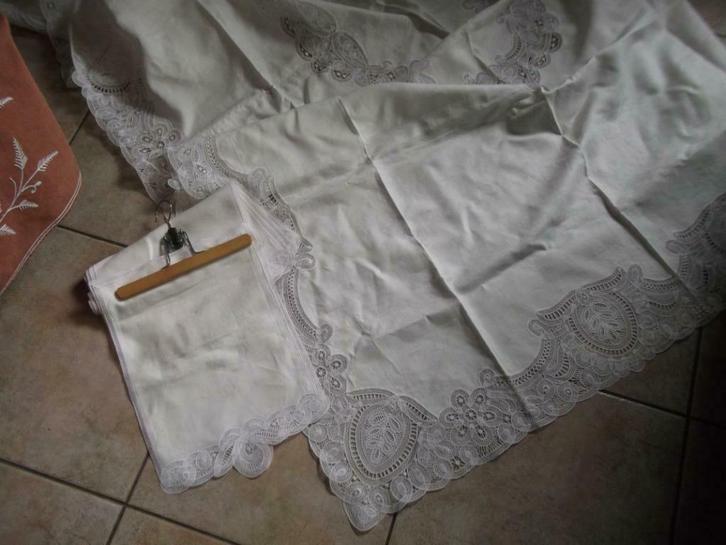 Handgemaakt tafelkleed met bijhorende servietten, Antiek en Kunst, Antiek | Overige Antiek, Ophalen of Verzenden