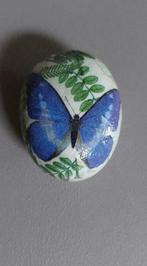 Handgedecoreerde steen met blauwe vlinder, Antiek en Kunst, Ophalen of Verzenden