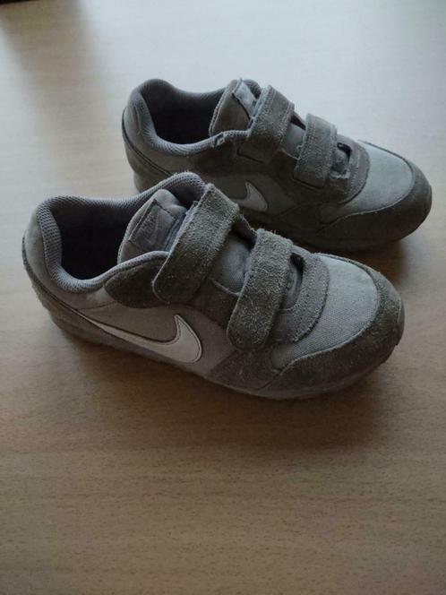 Beige Nike schoenen met velcro - maat 35, Kinderen en Baby's, Kinderkleding | Schoenen en Sokken, Zo goed als nieuw, Schoenen