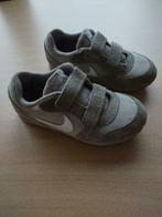 Beige Nike schoenen met velcro - maat 35, Garçon ou Fille, Comme neuf, Enlèvement, Chaussures