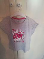 Mooie lichtgrijze T-shirt met opschrift 'love'. Maat 122-128, Ophalen of Verzenden, Zo goed als nieuw, Meisje, Shirt of Longsleeve