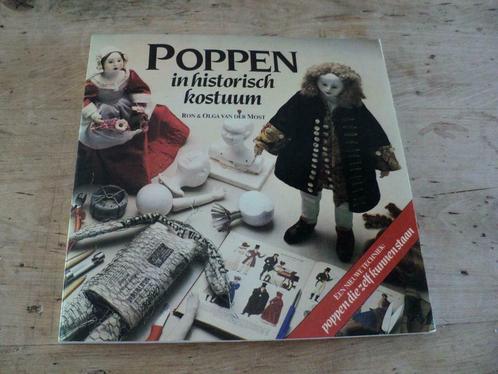 voor de poppenliefhebber :  poppen in historisch kostuum, Boeken, Hobby en Vrije tijd, Ophalen of Verzenden