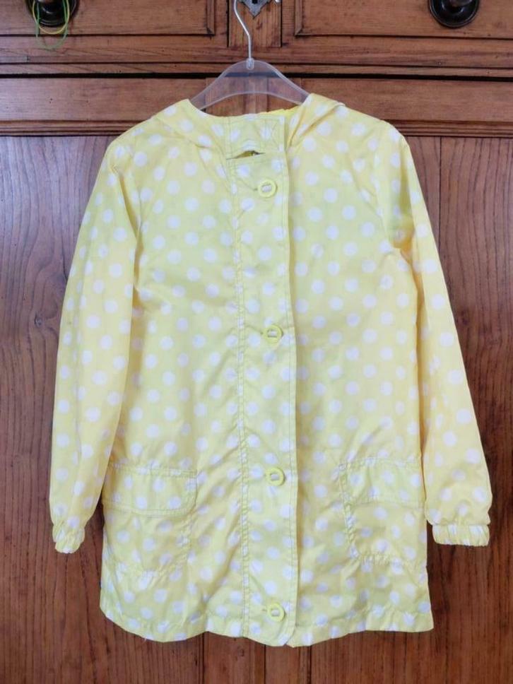 Fluogele regenjas met witte bolletjes Maat 122 (meisje), Kinderen en Baby's, Kinderkleding | Maat 122, Gebruikt, Meisje, Jas, Ophalen of Verzenden