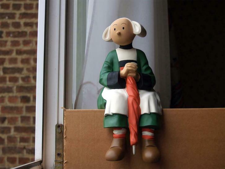 Bécassine assise avec parapluie - Statuette Leblon Delienne, Collections, Personnages de BD, Neuf, Statue ou Figurine, Autres personnages