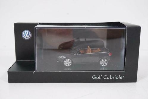 1:43 Schuco Volkswagen VW Golf Cabriolet 2012 Dark Purple, Hobby & Loisirs créatifs, Voitures miniatures | 1:43, Comme neuf, Voiture